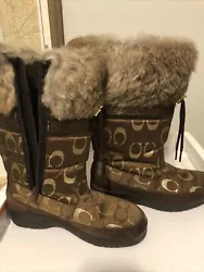 Elevate your winter style with these stunning Coach boots. The perfect addition to any wardrobe, these pre-owned Womens...