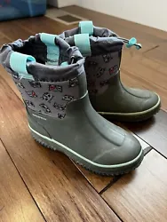 These adorable gray boots from Cat & Jack are perfect for your little girls next adventure in the snow or rain. With a...