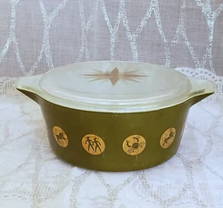 This vintage PYREX 475-C3 covered casserole dish is a very nice piece of mid-century modern decor. The oval shape and...