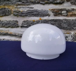 En opaline blanche. Pour suspension plafonnier. Demi Globe en verre. Style : art déco.