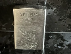 BRIQUET ZIPPO VIETNAM - CAM RANH 71-72 REGARDEZ BIEN LES PHOTOS C’EST LA MEILLEURE DESCRIPTION.