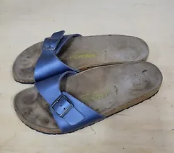 Elevate your summer footwear style with these comfortable Birkenstock slide sandals in size 41 for women. The blue...