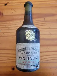 VIN JAUNE 1959 Médaille dOR PARIS 1966. Fruitière vinicole dArbois. Bouteille au col.