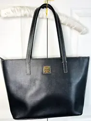 Beautiful Condition Dooney & Bourke Black Tote Shoulder bag. In beautiful Condition Looks Unused.