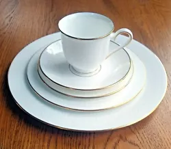 Up for sale is a Lenox Hannah Gold 5 piece china dinner place set (see pics). Pieces included are: tea cup, saucer,...