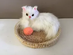 Figurine Chat dans panier en osier avec sa balleDiamètre 13,5 cm