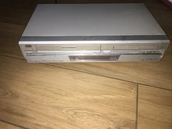 Combiné lecteur DVD / Magnétoscope VHS JVC HR-XV3. Fonctionne parfaitement vendu sans télécommande avec peritel