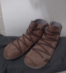 Nice shoes in good pre-owned condition. I dont know if the toes are distressed and meant to look the way they do  The...