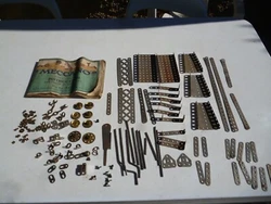 MECCANO ANCIEN LOT COMPOSE DE PIECES DIVERSES ET D UNE NOTICE ORIGINALE DE L EPOQUE VENDU EN UN SEUL LOT 