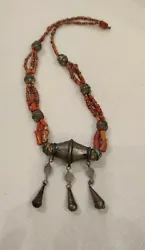 Collier ethnique ,origine dAfrique du nord, argent, pierre rouges, oranges et couleur.
