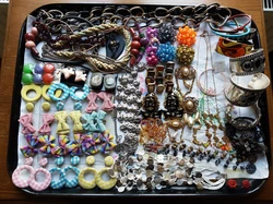 TRÈS GROS LOT DE BIJOUX FANTAISIE. Bijoux neufs état variable: excellent état ou besoin dun nettoyage ou des manques...