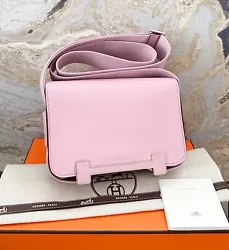 New Beautiful Hermes Chevre Mysore Geta in Mauve Sylvestre. This is a small messenger style bag that is finely crafted...