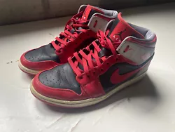 Baskets Sneakers Air Jordan 1 Mid Grises Rouges Noires 45 EU - 11 US. Des Jordan déjà portées. Pointure 45 EU ou 11...