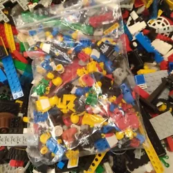 Lot de 7,5 kg Lego vintage en vrac. Lot indissociable. Une quarantaine de personnages sont présents.