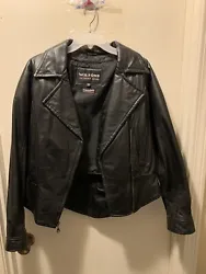 Wilson’s Leather Jacket Women Medium. In great condition. It’s been in my closet for years.