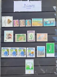 Il y a des timbres anciens et très récents.