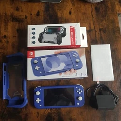 Vendu avec une coque ergonomique, très utile pour améliorer la prise en main de la console, ainsi quun verre trempée...