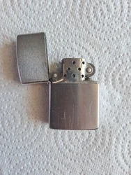 Briquet Zippo -. Le briquet nest pas remplie dessence. La pierre ainsi que la mèche peuvent être à changer. Bon...