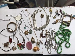 lot de bijoux anciens et vintage. Un joli ras de cou des boucles esseulées un bracelet réminiscence ? Qu bracelet...