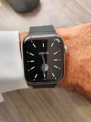 Apple watch série 4 en très bon état. Cest la version 44mm, boîtier en inox et cellular.