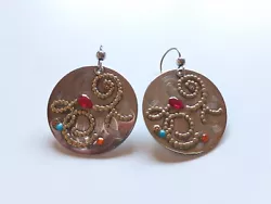 Belles et rares boucles doreilles arabesques colorées, goutte et strass sur métal argenté. 3,5 cm de diamètre +...
