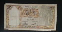 Traces de pliure et coins cornés, 4 trous dépingle à gauche, pas de manque ni de déchirure.