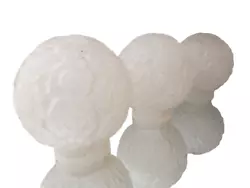 Lot de 3 anciens globes pour luminaires. en verre pressé. You are very important! Our fine inventory is very...