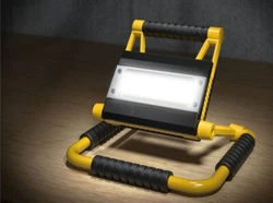 PROJECTEUR LED PARKSIDE avec Batterie POWERBANK.  Système de pliage Batterie lithium-ions avec fonction POWERBANK...
