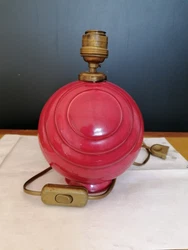 Ancienne boule descalier (?). transformée en pied de lampe doù le trou central.