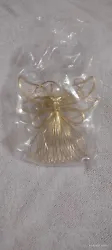 This exquisite wire angel ornament is the perfect addition to your Christmas collection. Crafted in 1997 by Avon, this...