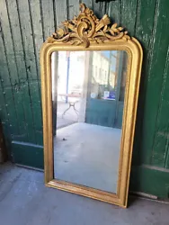 Joli miroir doré ancien. il a une belle dorure avec un joli fronton.