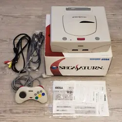 La console et la boite MATCH. Console Sega Saturn HST-3220 import Japon. Testée et fonctionnelle. N° A7D000820 made...
