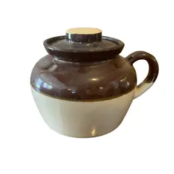 This brown and cream vintage pot with handle and lid is in great condition! Measures approx 6”x5”