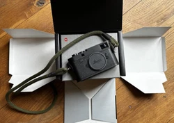 Leica M10 Monochrom Camera Body + all boxes / charger etc.. Excellent condition, works perfectly, amazing mono dng’s!...