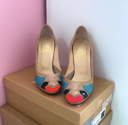 Neon pink, blue, gold, and beige. Great condition, it has been cleaned and the bottom repainted. Shoe size 36 fits US...