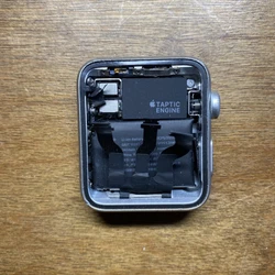 Apple Watch Series 3 42 mm Gris en Aluminium sans écran en très bon état et comportant un compte iCloud bloqué.