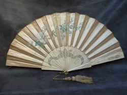 Eventail ancien . Bouquet de fleurs peint sur soie. (2) Tarifs applicables au départ de la France. Vous expédiez des...