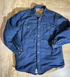 This Wrangler denim jacket in blue is a must-have for any stylish mans wardrobe. Made of cotton and lined with cotton,...