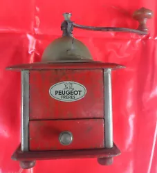 Moulin à café ancien PEUGEOT. Cest un objet authentique fonctionnel. PEUGEOT old coffee grinder. Il est en bon état...