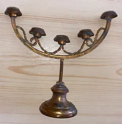 Ancien chandelier de crèche en cuivre.13,5 cm de haut14,5 cm de largeRare à trouver.Je vends des anciens santons de...