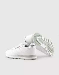 Leather shoes inspired by 80s running design. Soft leather upper. Color: White. Low-cut profile.