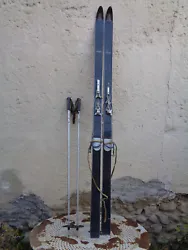 Ancien ski. Ski long 200 cm environ bâtons 120 cm.
