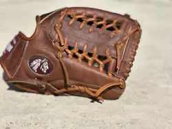 Like new NOKONA 11.5” Baseball Glove. Model WB1150 🔥🔥🔥. Excellent condition. See my other Nokonas for sale