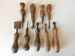 Lot de 9 anciens outils de métier du cuir : Fer à lisser, alêne, pointeaux, roulettes. Tarif dégressif pour...