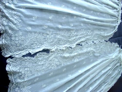 LARGEUR 1M50. SUPERBES RIDEAUX EN VOILE DE COTON BRODES AU POINT DE BEAUVAIS. il y a eu des réparations sur ce voile...