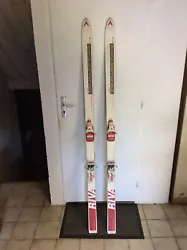 Ancien Skis 180cm DYNASTAR RIVA RL1800/Fixations Tyrolia 420/Look 3D System.Semelle pas en très bon état .Envoi en...
