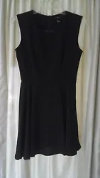 A classic dress in excellent, gently worn condition. Lined, made of 100% Polyester.