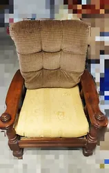 Ancien fauteuil en bois, possibilité de changer le tissus. Solide et de qualité. A venir chercher sur place