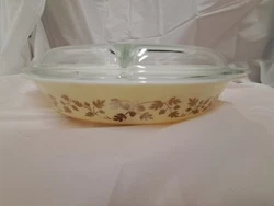 Vintage Pyrex Golden Acorn 1-1/2 or 1.5 Quart Divided Casserole Dish & Lid. Some wear in the pattern.