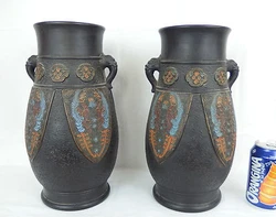 Paire de vases japonais en terre cuite vers 1900-1950. un petit éclat sur le col dun des vases et quelques petits...